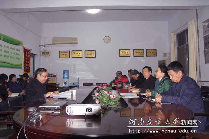 副校长尚富德为附属中学全体党员宣讲校第七次党代会精神 副校长尚富德为附属中学全体党员宣讲校第七次党代会精神