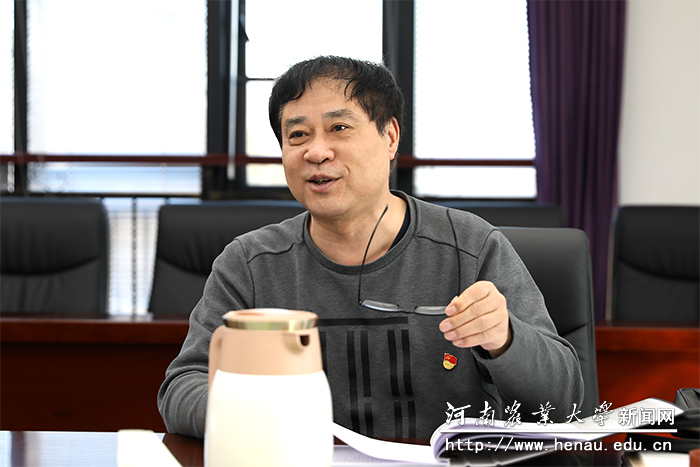 校长、中国工程院院士张改平在会上领学 校长、中国工程院院士张改平在会上领学