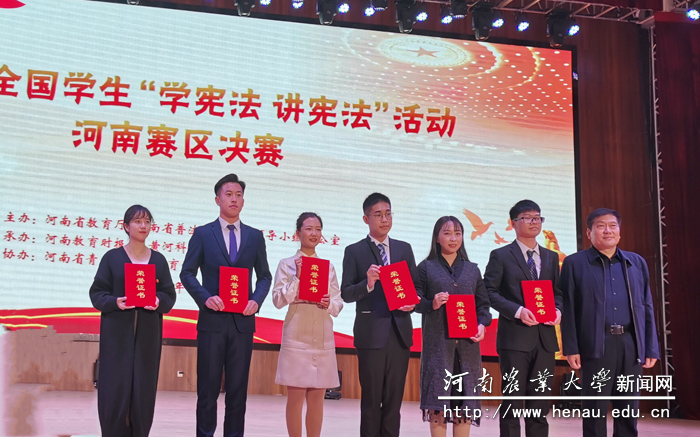 与会领导为获奖选手颁奖 与会领导为获奖选手颁奖