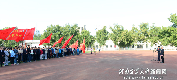 学校隆重举行庆祝建国66周年升国旗仪式