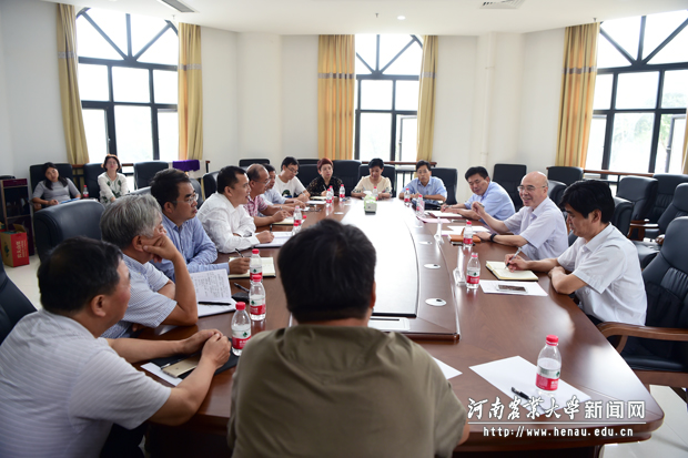 校党委书记李留心一行到农学院调研 校党委书记李留心一行到农学院调研