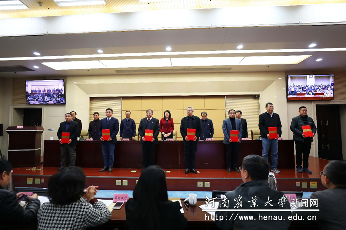 与会领导为获奖团队和个人颁奖 与会领导为获奖团队和个人颁奖