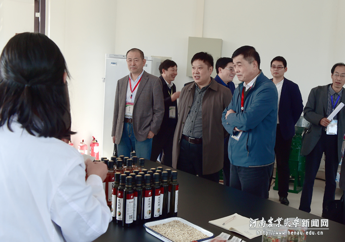 专家组副组长、河南理工大学副校长赵俊伟考察本科教学实验情况