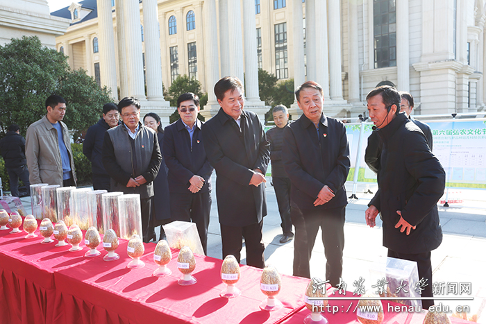 校党委书记魏蒙关，校党委副书记、工会主席李成吾一行现场观看展品