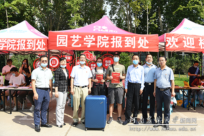 校党委书记魏蒙关在文化路校区为报到新生赠送爱心礼包 校党委书记魏蒙关在文化路校区为报到新生赠送爱心礼包