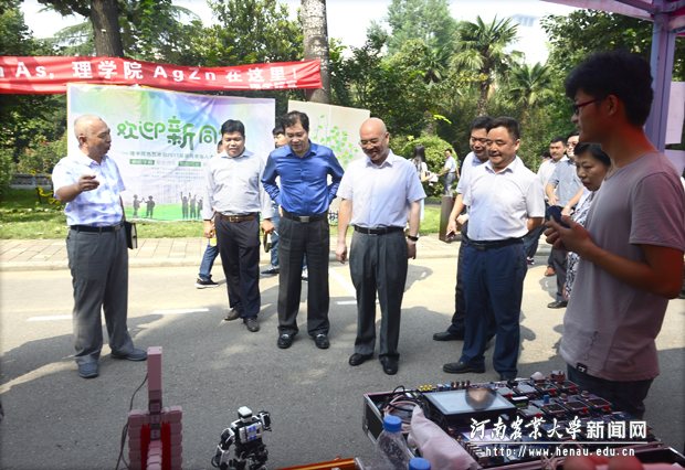 校领导一行查观看大学生机器人设计成果展示 校领导一行查观看大学生机器人设计成果展示