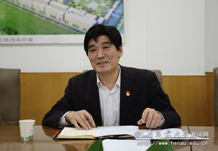 校党委副书记赵榴明主持会议 校党委副书记赵榴明主持会议