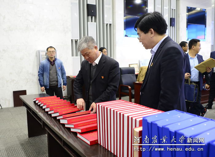 考评组查阅学校精神文明建设资料 考评组查阅学校精神文明建设资料