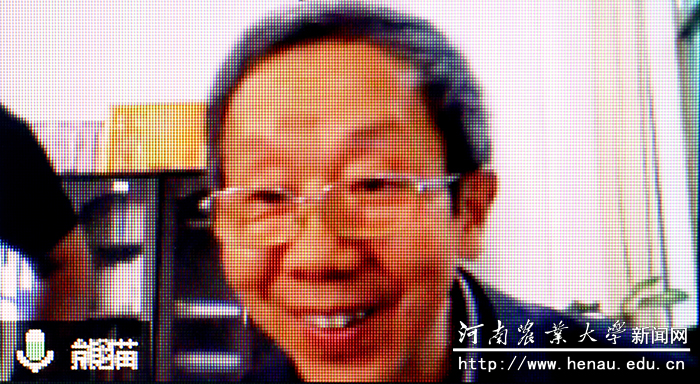 中国教育法制专业委员会副理事长、重庆市教委原副主任牟延林在线作报告 中国教育法制专业委员会副理事长、重庆市教委原副主任牟延林在线作报告