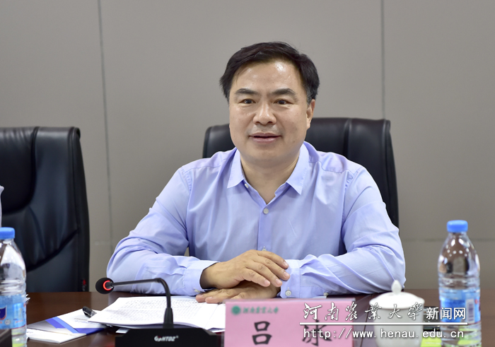 省教育厅副巡视员、机关党委常务副书记吕冰介绍我省资助工作情况 省教育厅副巡视员、机关党委常务副书记吕冰介绍我省资助工作情况