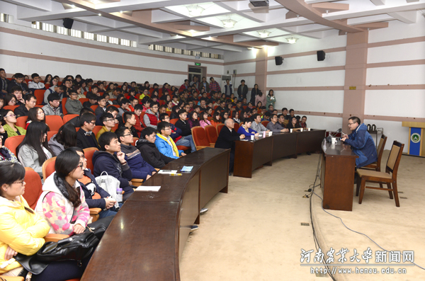 《研究生三年与未来三十年》专题报告会现场 《研究生三年与未来三十年》专题报告会现场