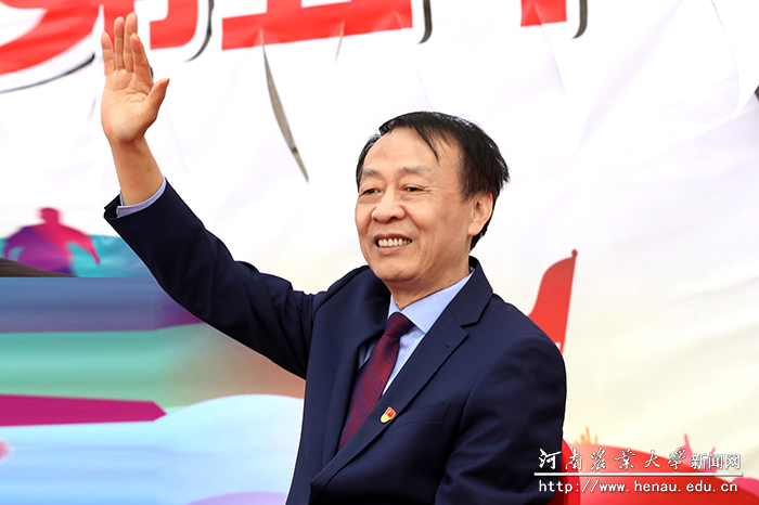 校党委书记魏蒙关出席开幕式并向行进队伍挥手致意（1）