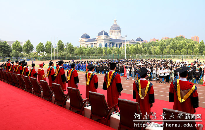 全场师生齐唱国歌 全场师生齐唱国歌