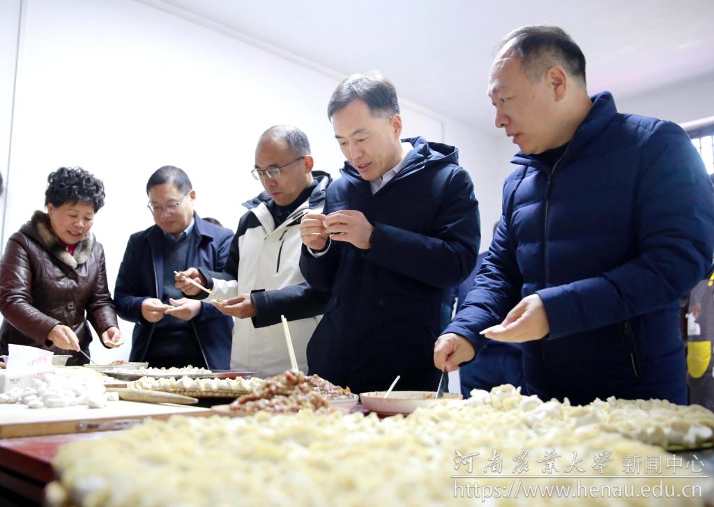 李成伟和村民一起包饺子提前过冬至.jpg