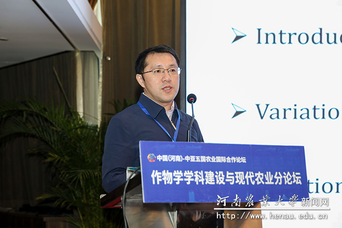 海南大学热带作物学院院长罗杰教授作报告 海南大学热带作物学院院长罗杰教授作报告
