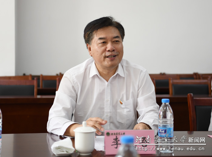 校党委副书记、工会主席李成吾致词 校党委副书记、工会主席李成吾致词