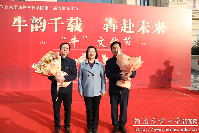 尹新明校长颁奖 尹新明校长颁奖