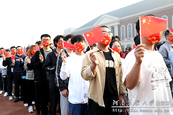青年大学生挥舞国旗向祖国送上祝福 青年大学生挥舞国旗向祖国送上祝福