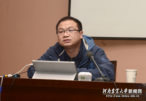 国务院学位办欧百钢处长作报告 国务院学位办欧百钢处长作报告