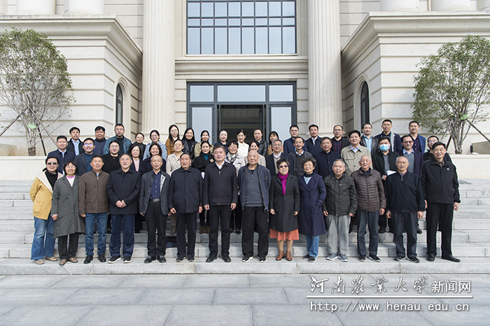与会老同志合影 与会老同志合影
