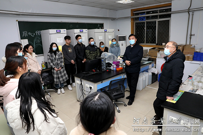 校领导到实验室看望研究生 校领导到实验室看望研究生