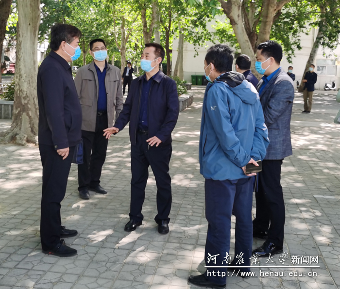 冯轩友一行查看学校防控工作情况