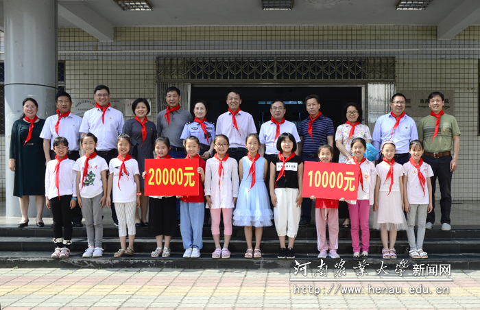 附中小学部的小朋友为校党委书记魏蒙关一行佩戴红领巾 附中小学部的小朋友为校党委书记魏蒙关一行佩戴红领巾