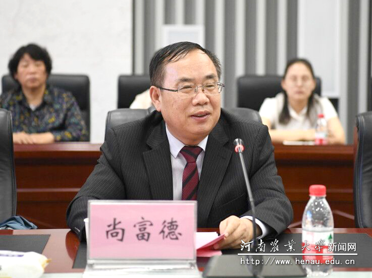 副校长尚富德代表课题组讲话 副校长尚富德代表课题组讲话