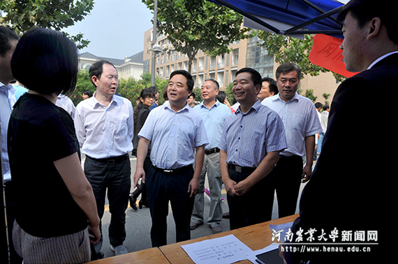 校领导征求新生家长对学校工作的意见和建议 校领导征求新生家长对学校工作的意见和建议