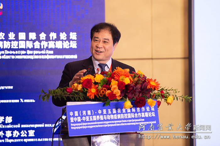 校长、中国工程院院士张改平作报告 校长、中国工程院院士张改平作报告