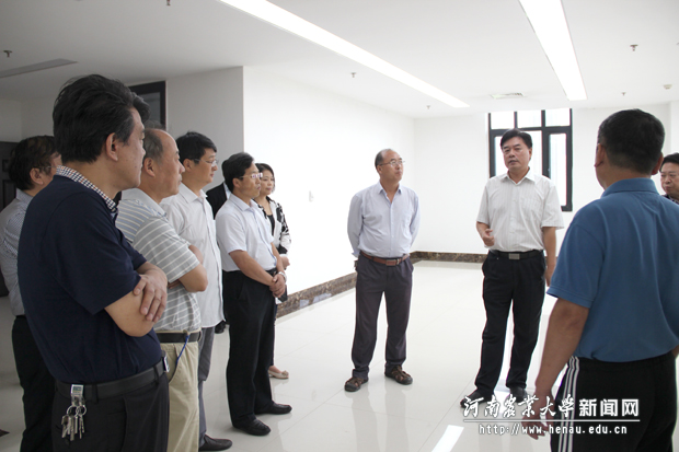 副校长李成吾检查开学准备工作 副校长李成吾检查开学准备工作