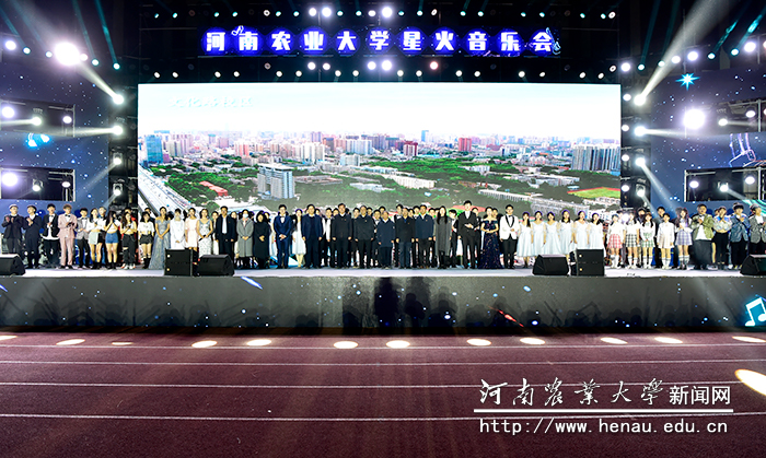 校领导与参演同学合影