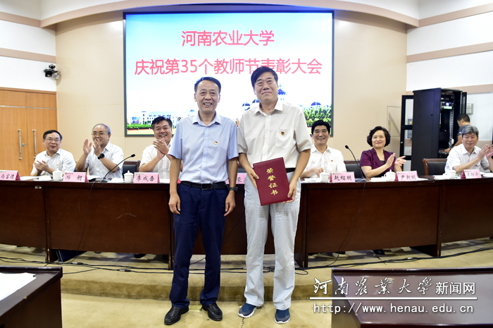校党委书记魏蒙关为荣获得国家科技进步奖二等奖的康相涛颁奖 校党委书记魏蒙关为荣获得国家科技进步奖二等奖的康相涛颁奖