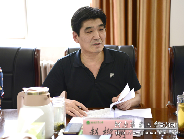 校党委副书记赵榴明领学 校党委副书记赵榴明领学