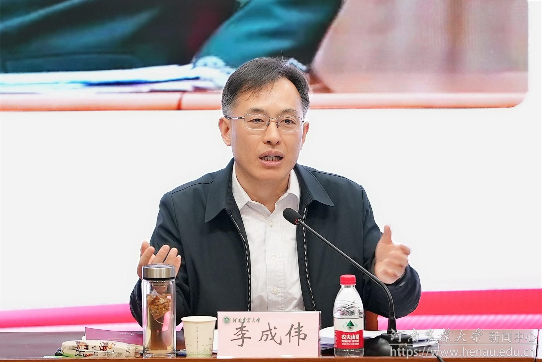校党委书记李成伟近照_副本.jpg