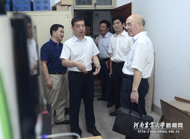 校党委书记李留心一行到资源与环境学院调研 校党委书记李留心一行到资源与环境学院调研