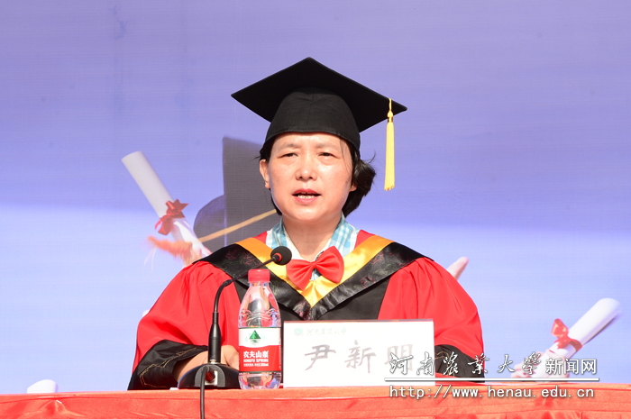 副校长尹新明主持毕业典礼暨学位授予仪式 副校长尹新明主持毕业典礼暨学位授予仪式