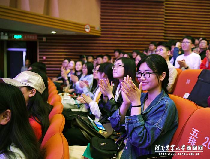 同学们沉浸在精彩的演出中