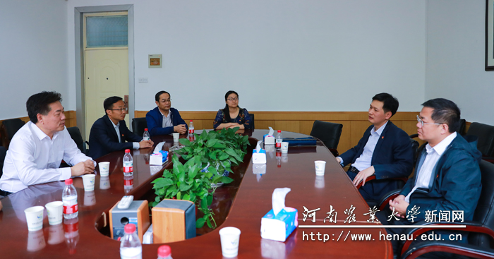 校党委副书记、工会主席李成吾与王笃波一行座谈交流