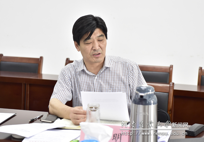 校党委副书记赵榴明传达上级有关会议精神