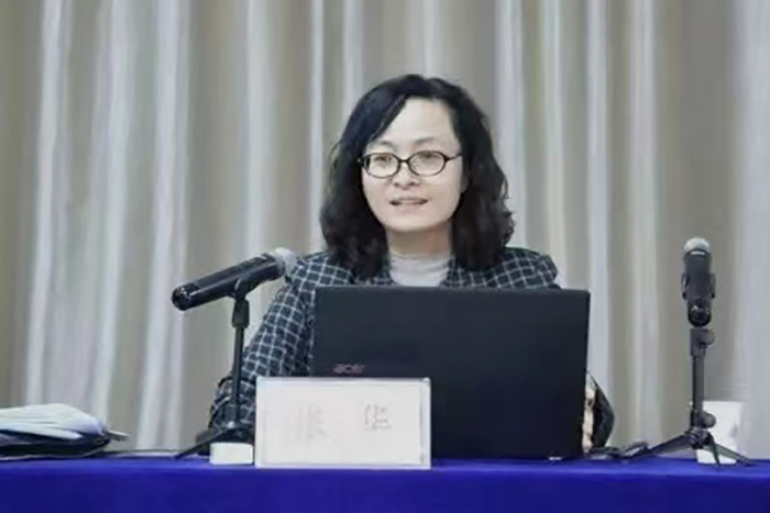 图书馆馆长 张华