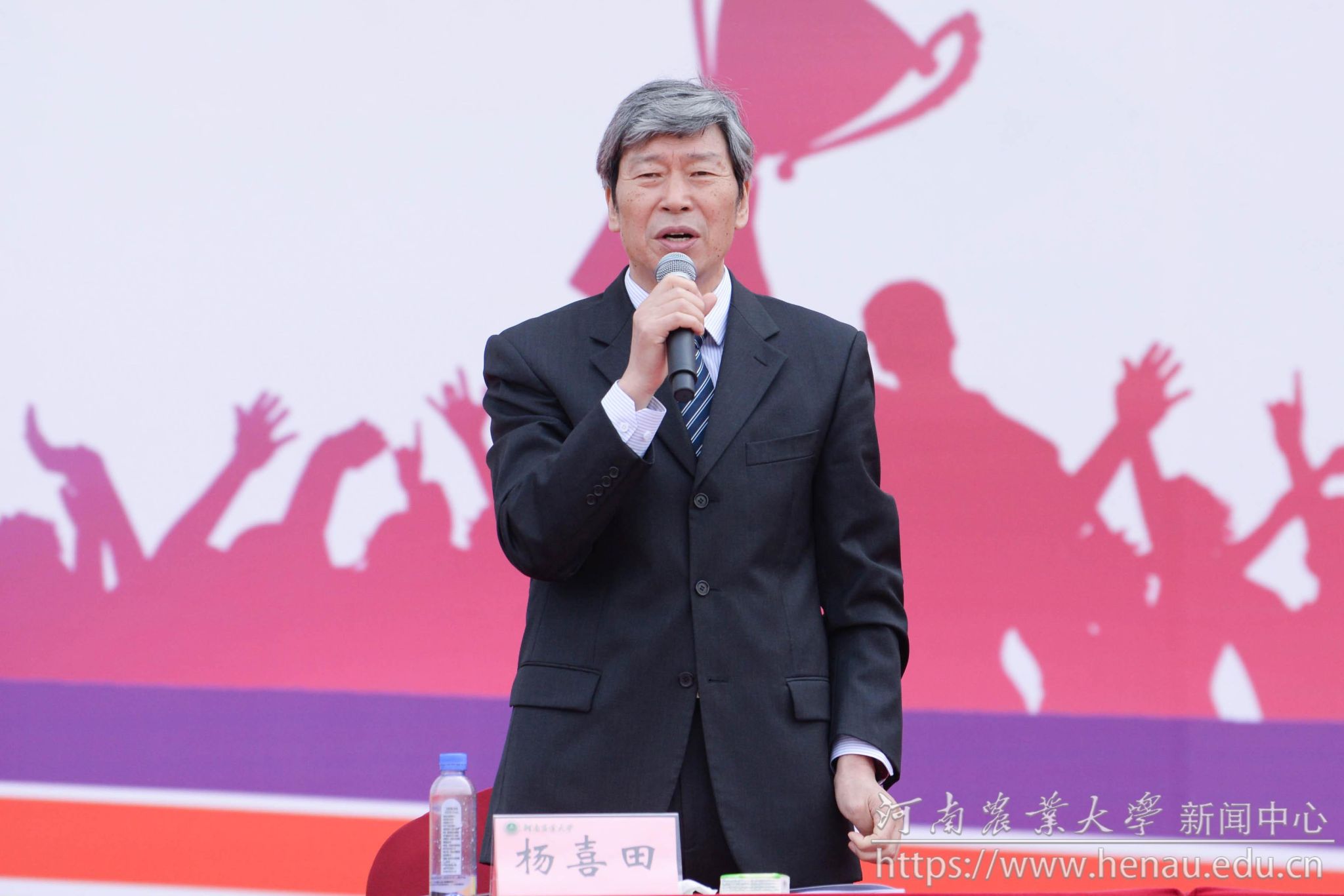 副校长杨喜田宣布运动会开幕.jpg