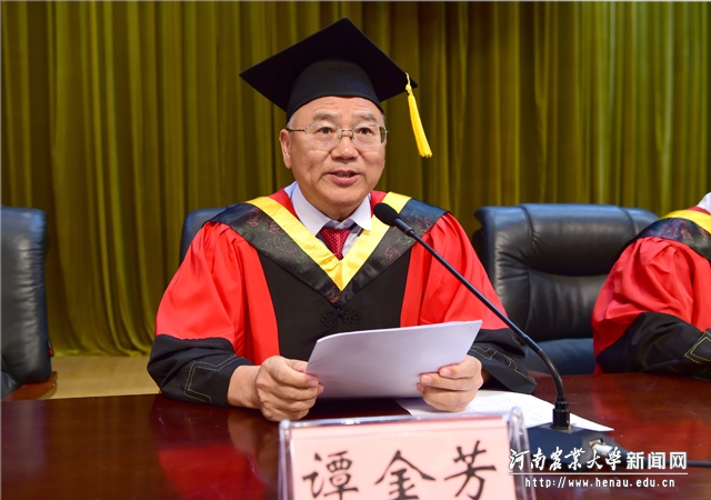 副校长谭金芳宣读学位授予决定 副校长谭金芳宣读学位授予决定