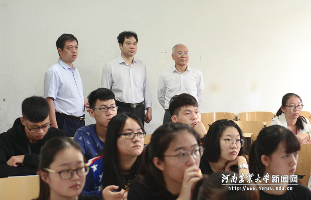 校领导查看学生开学第一课上课情况 校领导查看学生开学第一课上课情况