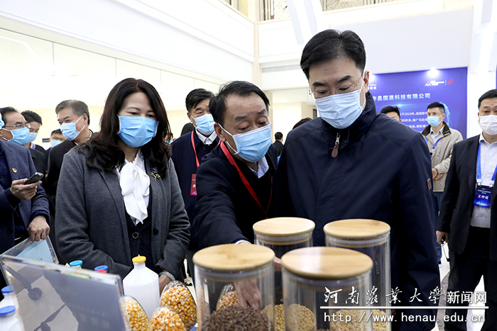 科技部副部长邵新宇、副省长霍金花一行在全国大众创业万众创新活动周我校展台前进行参观 科技部副部长邵新宇、副省长霍金花一行在全国大众创业万众创新活动周我校展台前进行参观