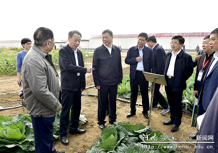 校党委书记魏蒙关在示范园里了解蔬菜新品种生长特性 校党委书记魏蒙关在示范园里了解蔬菜新品种生长特性