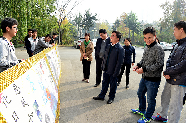 党委副书记、工会主席褚金海观看书画展并和同学们亲切交谈 党委副书记、工会主席褚金海观看书画展并和同学们亲切交谈