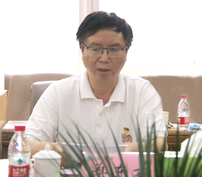 林学院党委书记、校级优秀党务工作者 郑东方 林学院党委书记、校级优秀党务工作者 郑东方