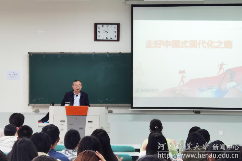 副校长尚富德上思政课1.jpg