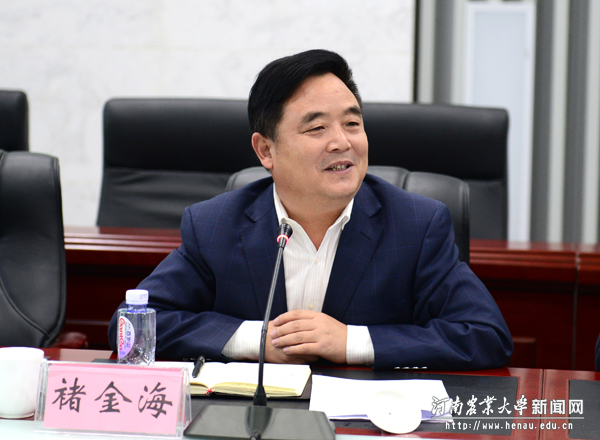 校党委副书记、工会主席褚金海主持座谈交流会